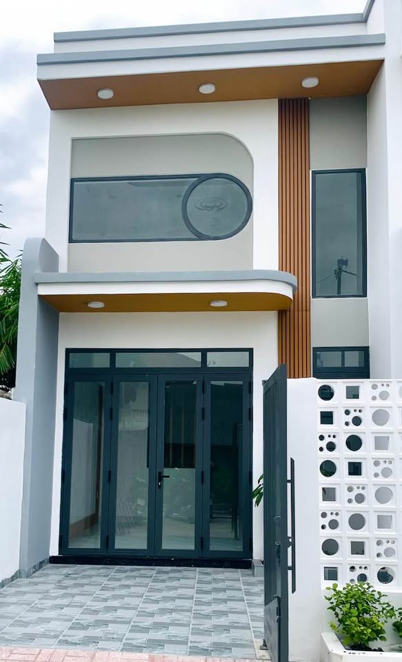 Nhà 1 trệt 1 lửng hiện đại, diện tích 5x17m, tọa lạc tại khu dân cư an ninh