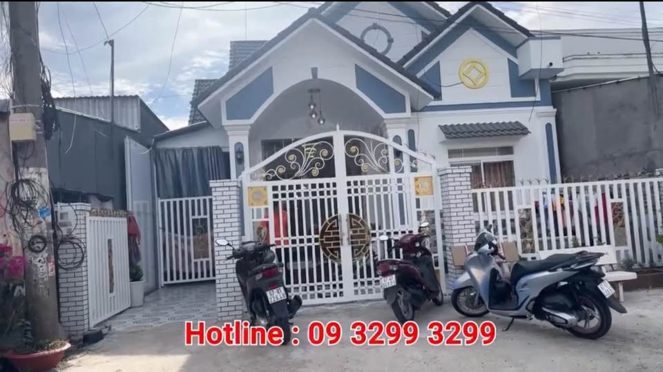 Nhà mặt tiền 150m2, 3 phòng ngủ, sổ sẵn Châu Đốc