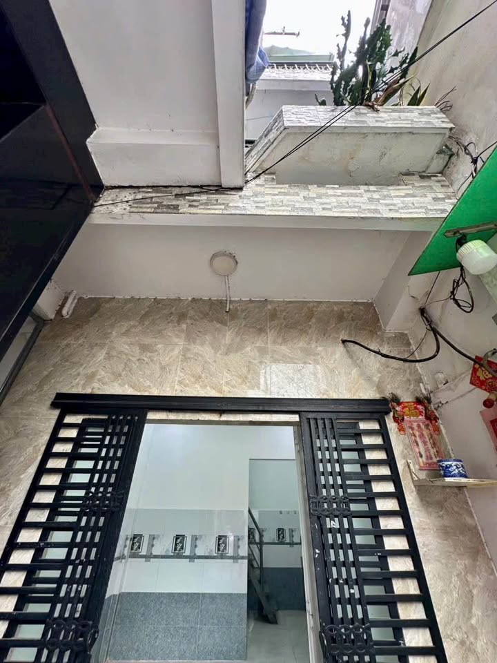 Nhà 2 tầng đúc kiên cố, thiết kế đẹp, có ban công thoáng mát, sẵn sàng đón chủ mới