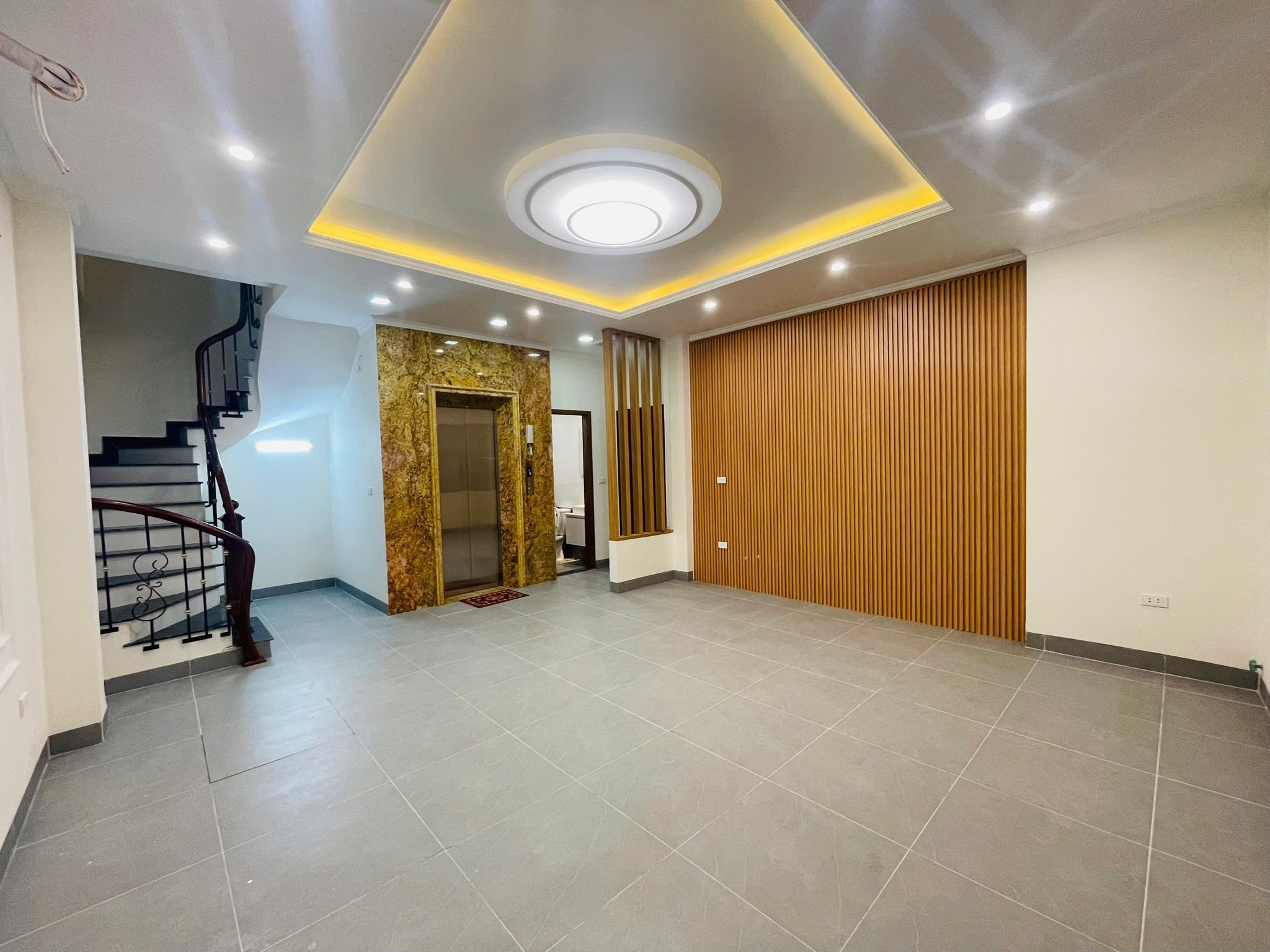 Nhà 6 tầng thang máy 62m2 mặt tiền 6m, gần phố Hoàng Hoa Thám, Tây Hồ