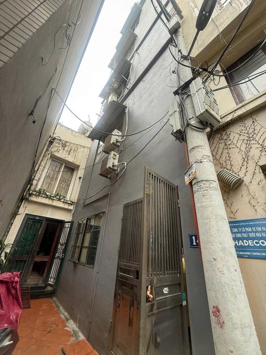 Tọa lạc tại Xuân Đỉnh, quận Tây Hồ, Hà Nội, ngôi nhà 6 tầng trên diện tích 43m2 là một chốn an cư lý tưởng