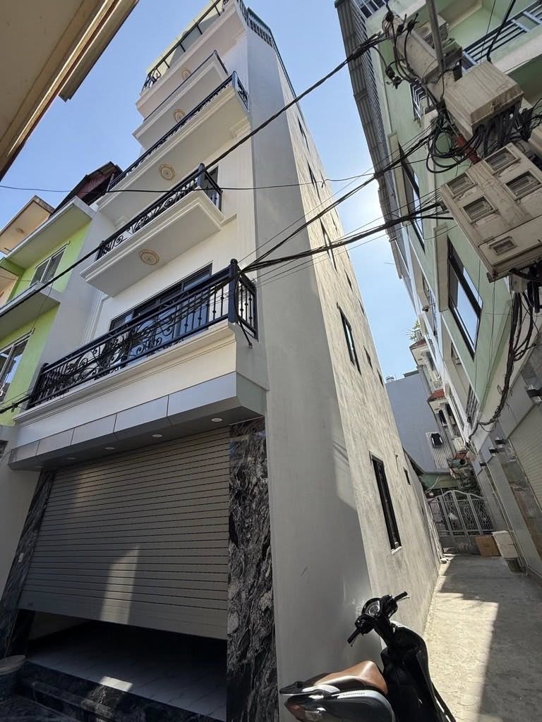 Chính chủ "tống khứ" gấp căn nhà siêu đẹp tại Lạc Long Quân, chỉ vài bước chân là chạm tới Hồ Tây thơ mộng