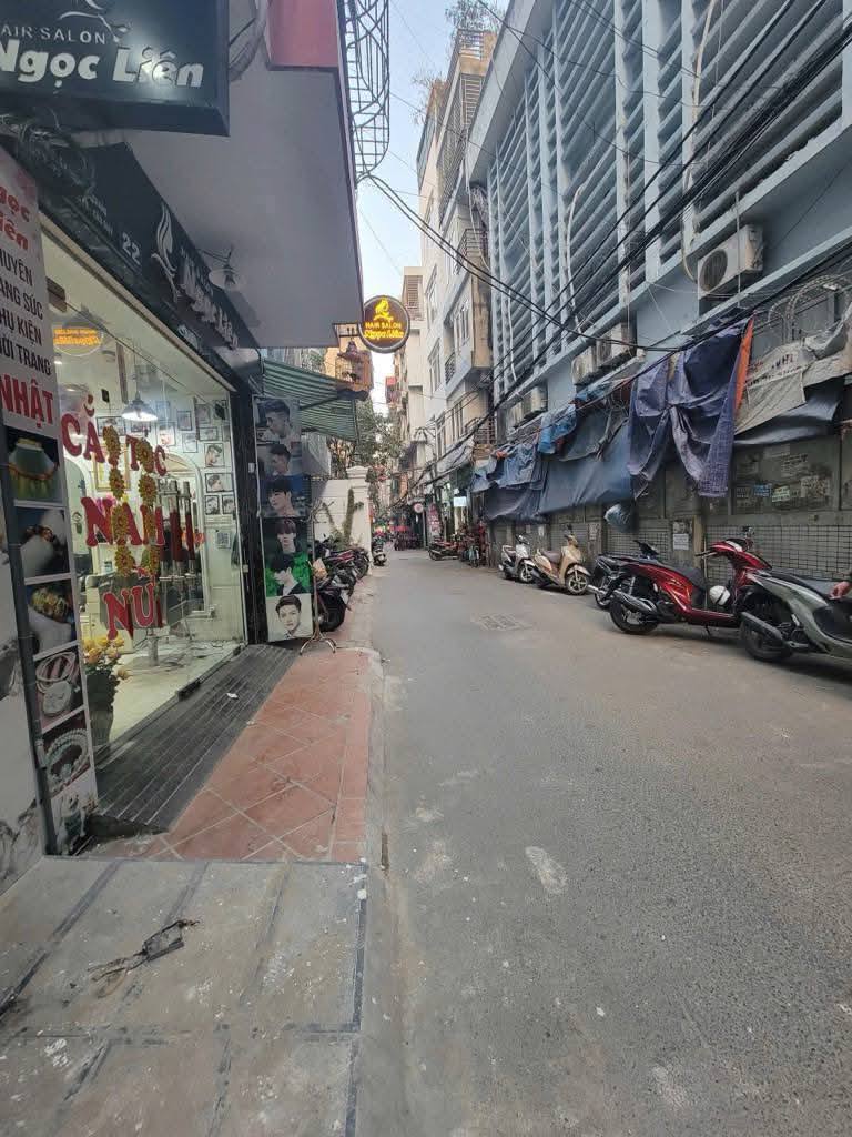 Tọa lạc tại quận Cầu Giấy, Hà Nội, ngôi nhà này mang vẻ đẹp cổ điển pha lẫn nét hiện đại