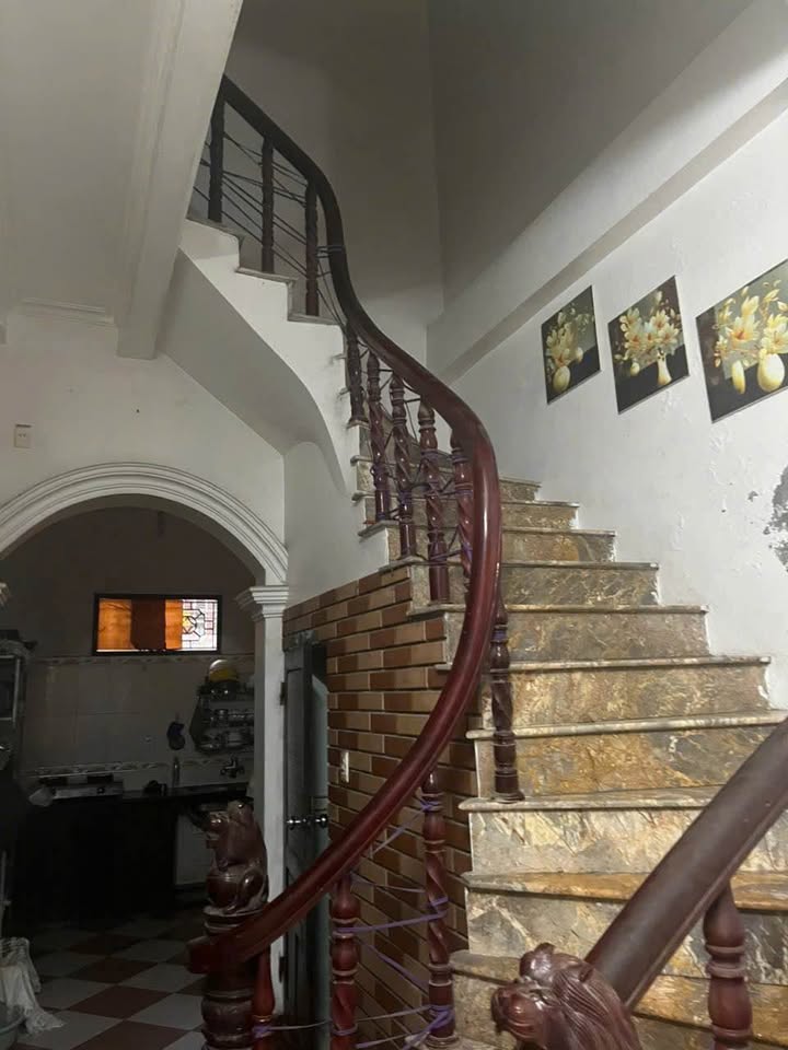 Nhà 3.5 tầng kinh doanh mặt đường Lê Hồng Phong, 40m2 lô góc, giá 2 tỷ