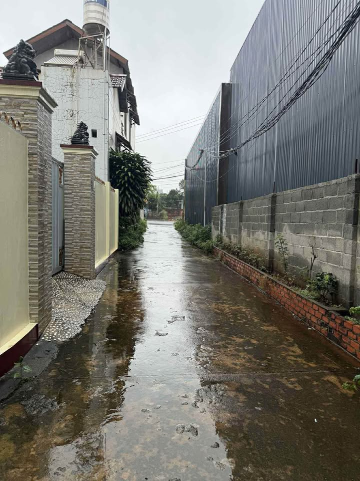 Đất tặng nhà gác lửng 10x18m hẻm 127 Đồng Khởi, trung tâm Buôn Ma Thuột - 3.5 tỷ