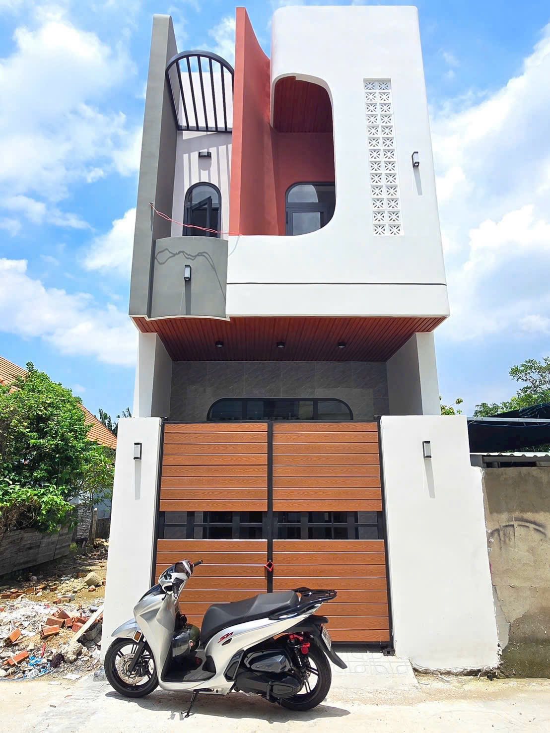 Chào mừng quý khách đến với siêu phẩm nhà 1 trệt 1 lầu vừa hoàn công 100%