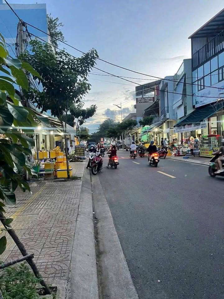 Nhà mặt tiền 'đắt như tôm tươi', kinh doanh gì cũng hốt bạc