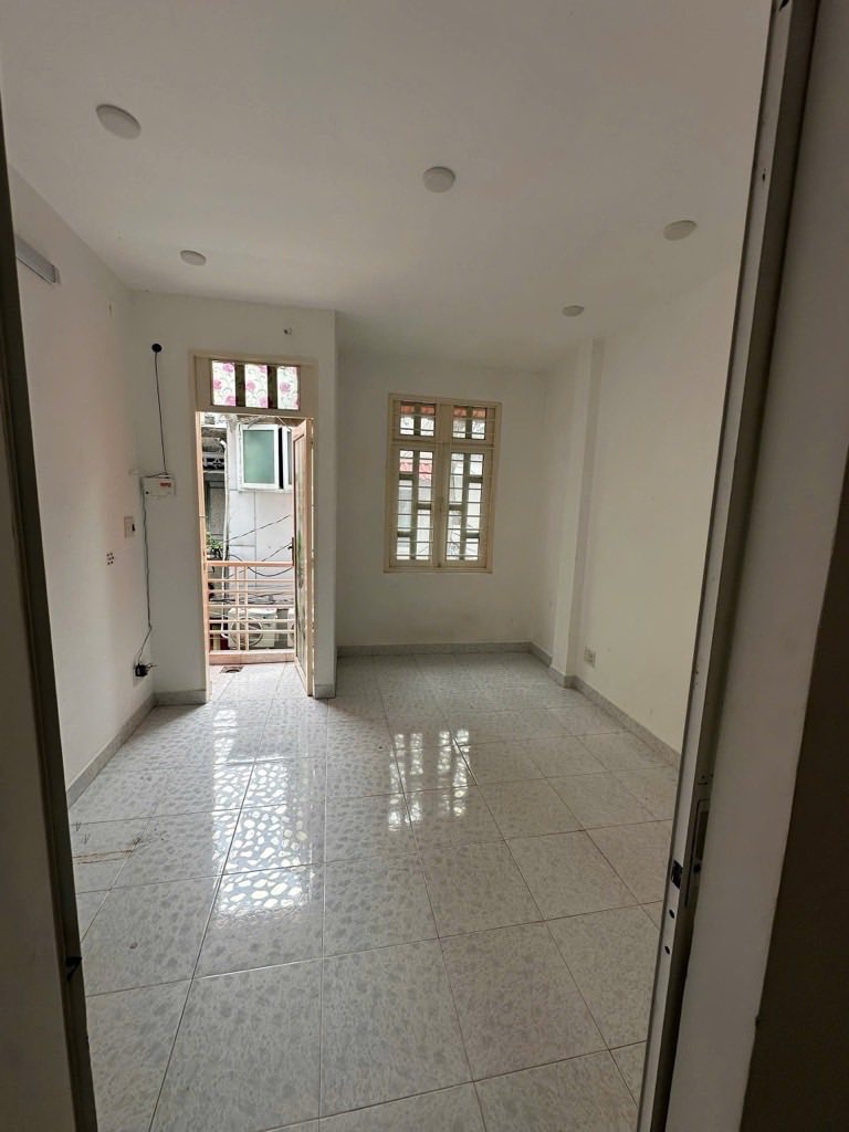 Nhà xinh 3 tầng kiên cố, nằm ngay hẻm xe hơi sạch sẽ, an ninh, dân trí cao tại đường Lý Thái Tổ