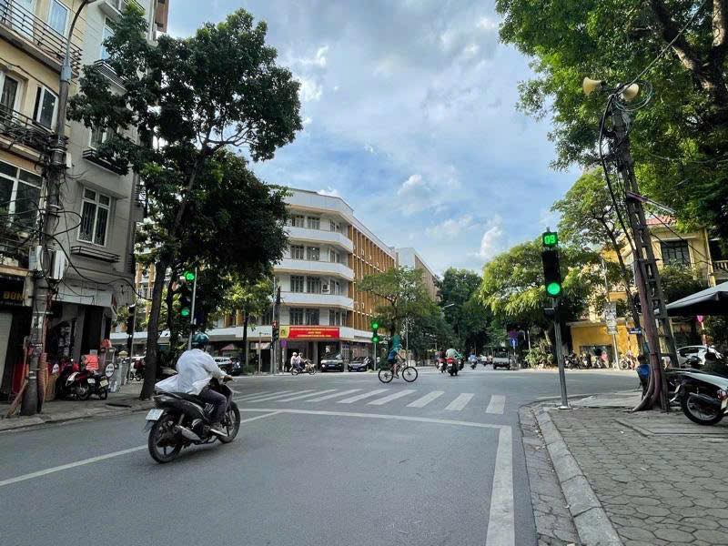 Bán nhà lô góc 5 tầng, 69m2, mặt tiền 5.5m, phố Trần Hưng Đạo, Hoàn Kiếm - Kinh doanh tốt, ô tô tránh