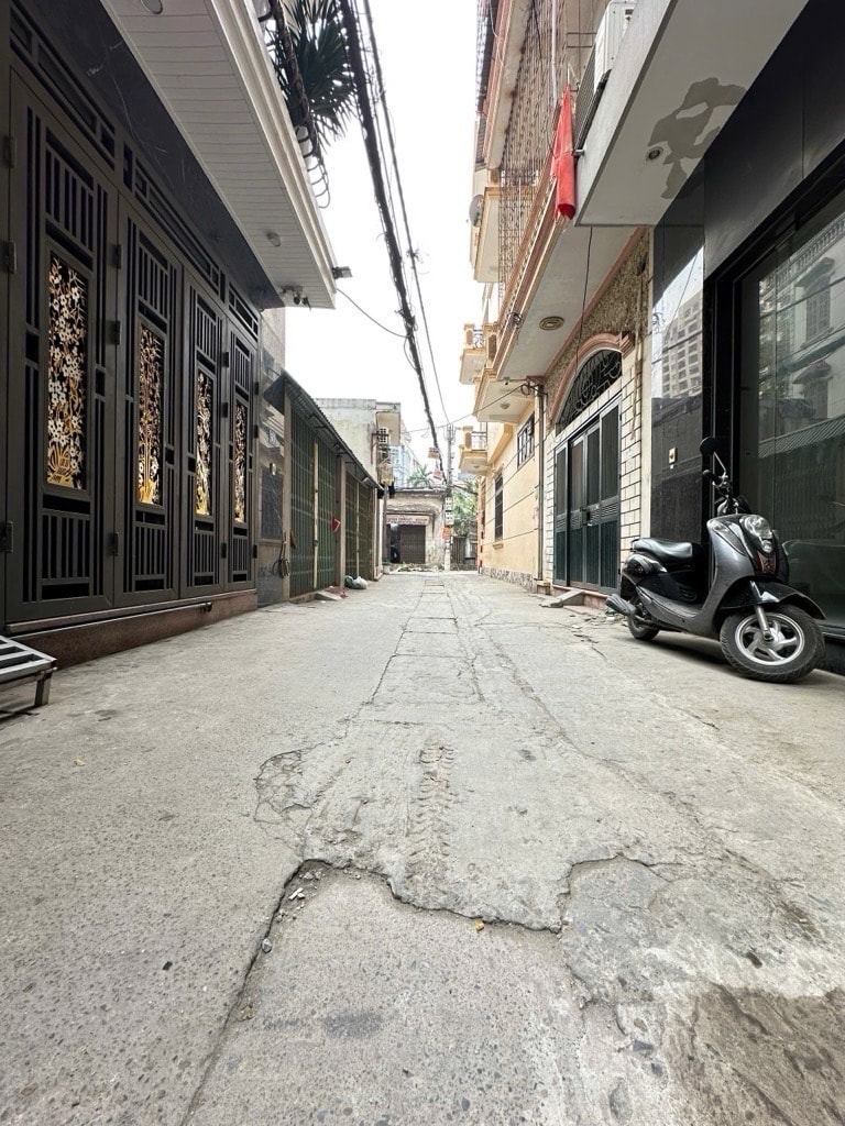 Nhà Định Công, ô tô 7 chỗ lọt cửa, 50m² xây 4 tầng, nội thất xịn sò, sổ đỏ sang tên trong một nốt nhạc