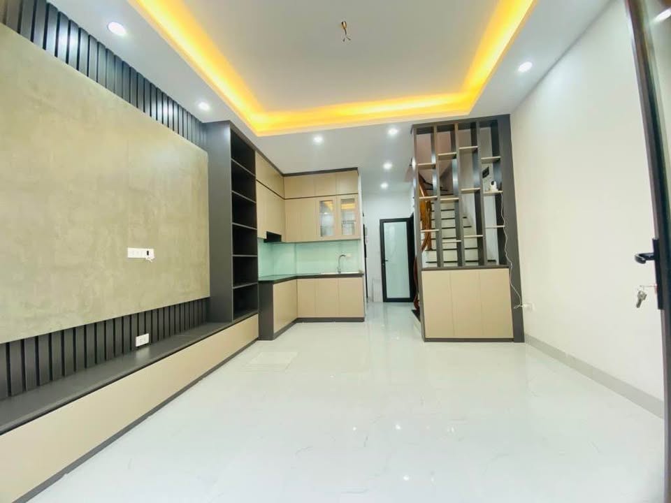 Nhà Hoàng Mai 35m2, 5 tầng, ô tô đỗ cổng, sân rộng