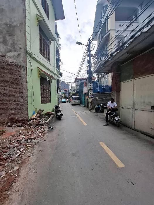 Bất động sản tọa lạc tại vị trí đắc địa trên mặt đường Tự Khoát, ngay sát mặt phố Vũ Lăng