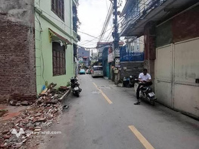 Bất động sản tọa lạc tại vị trí đắc địa trên mặt đường Tự Khoát, ngay sát mặt phố Vũ Lăng