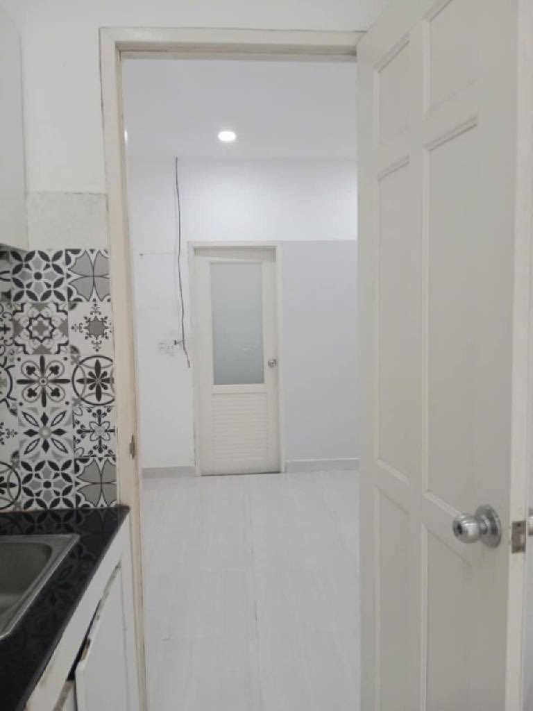 Tọa lạc tại Hậu Giang, một khu vực sầm uất giáp ranh Quận 6, căn nhà này mang đến một không gian sống đầy hoài niệm