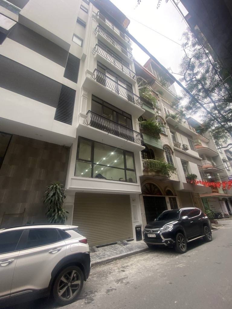 Tọa lạc tại phố Nguyên Hồng sầm uất, căn nhà phân lô 9 tầng, xây mới hoàn toàn