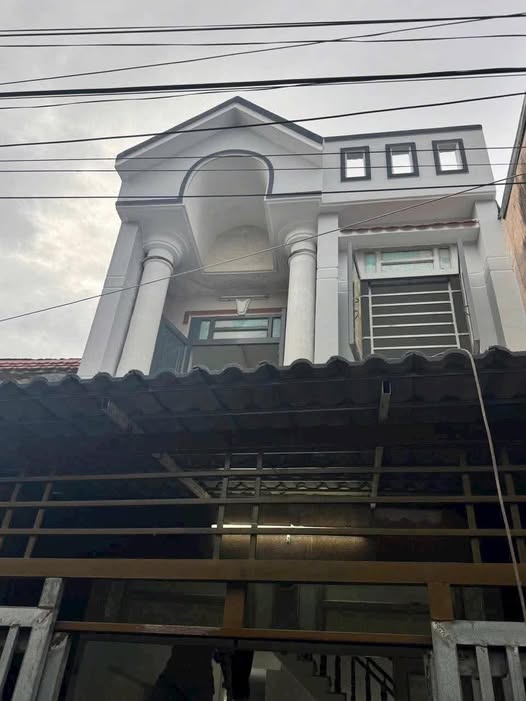 Nhà 1 trệt 1 lầu 3 ngủ, diện tích 4x16m, gần chợ Bà Điểm, Hóc Môn