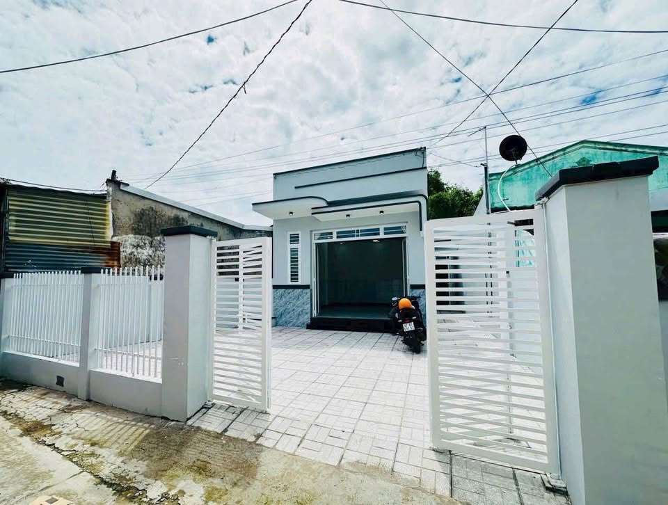 Nhà cấp 4 mặt tiền đường cặp rạch Cái Sao, thành phố Long Xuyên, tỉnh An Giang