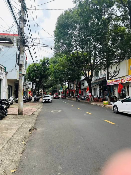 Nhà 2 lầu mặt tiền Nguyễn Đức Cảnh, Đắk Lắk