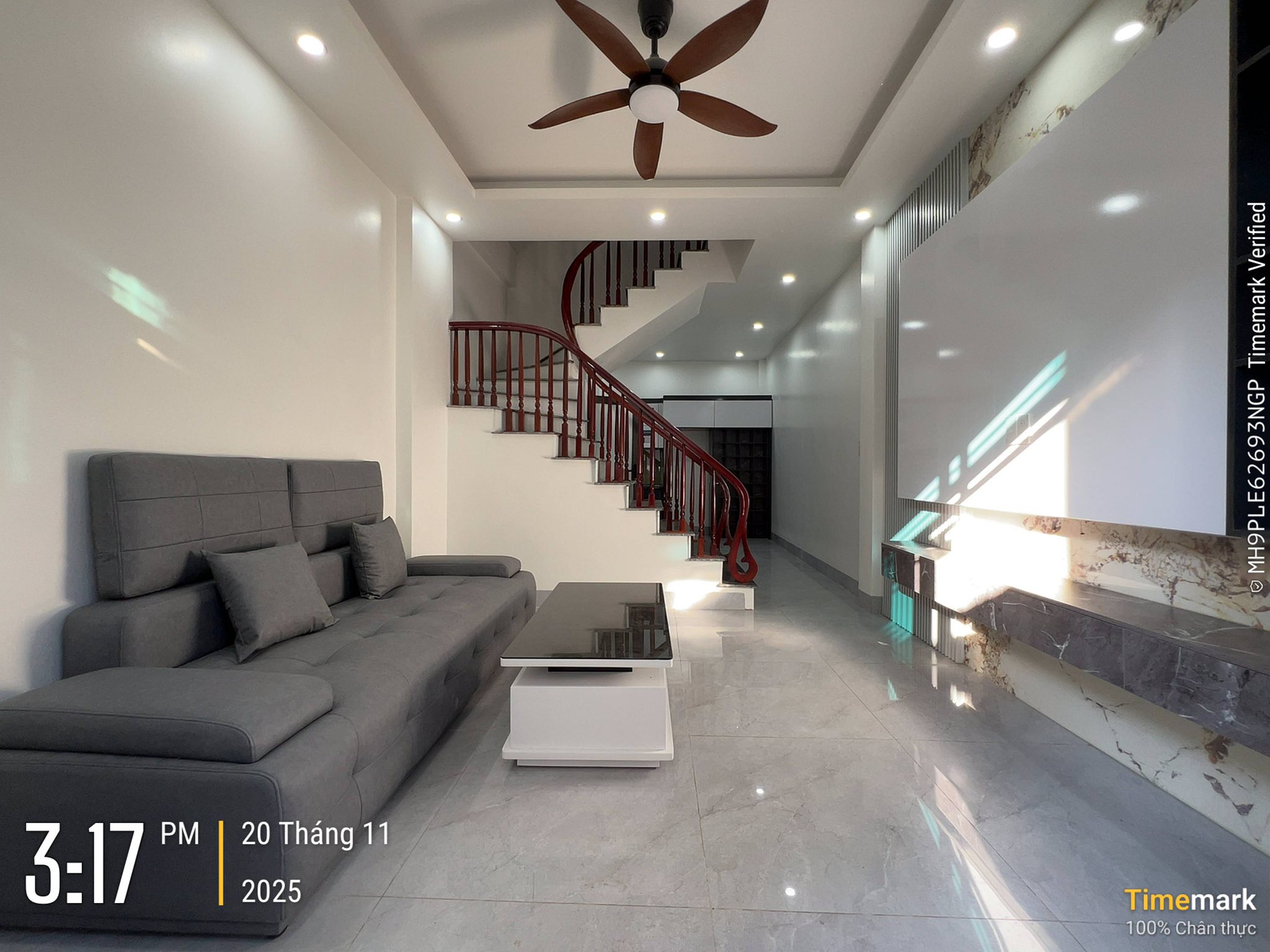 Ngôi nhà 3 tầng tọa lạc tại trung tâm Bồ Xuyên, mang đến không gian sống tiện nghi và ấm cúng