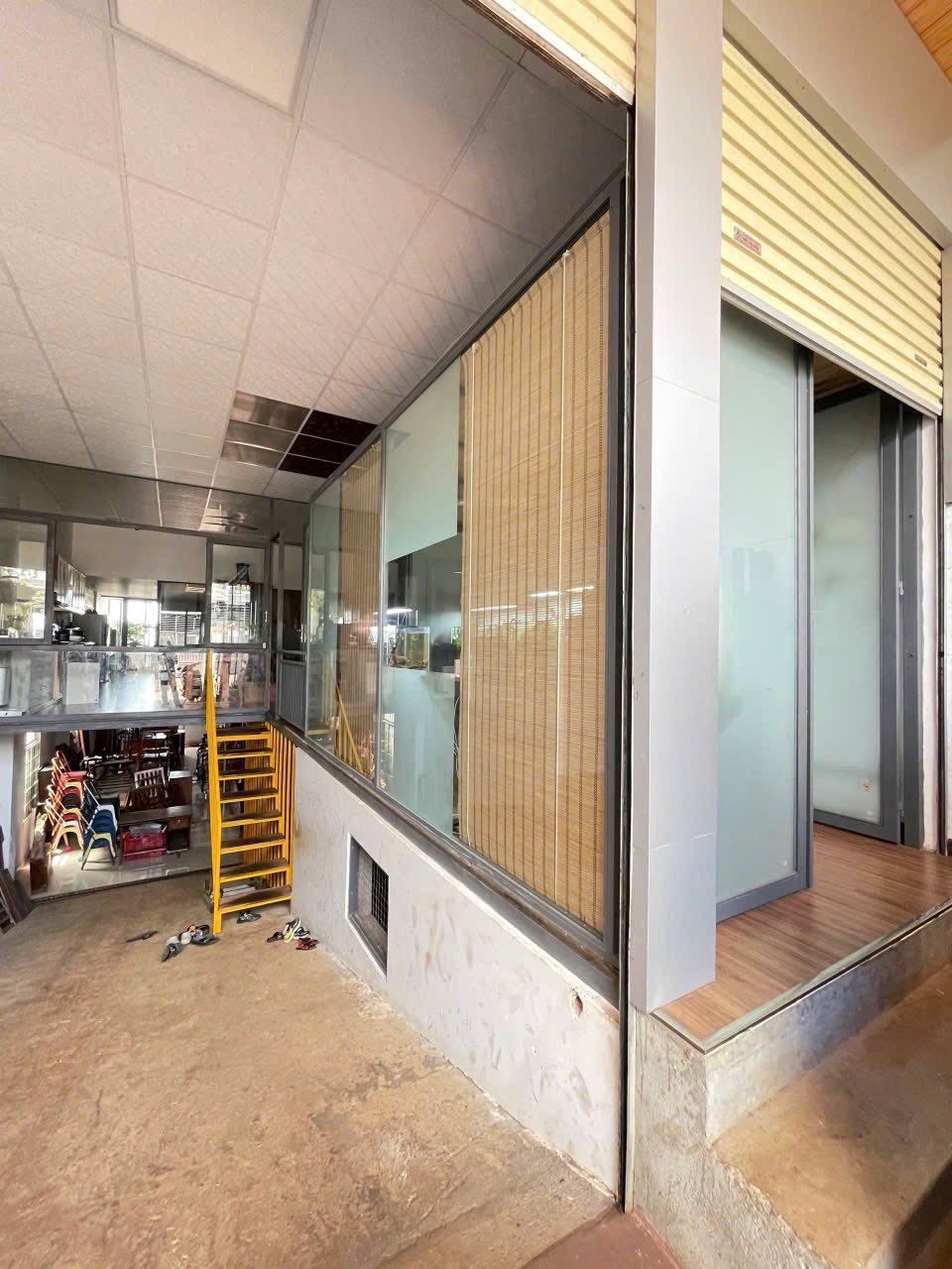 Nhà mặt tiền Tây Sơn tầng hầm rộng như sân bay, sẵn kho cực chất