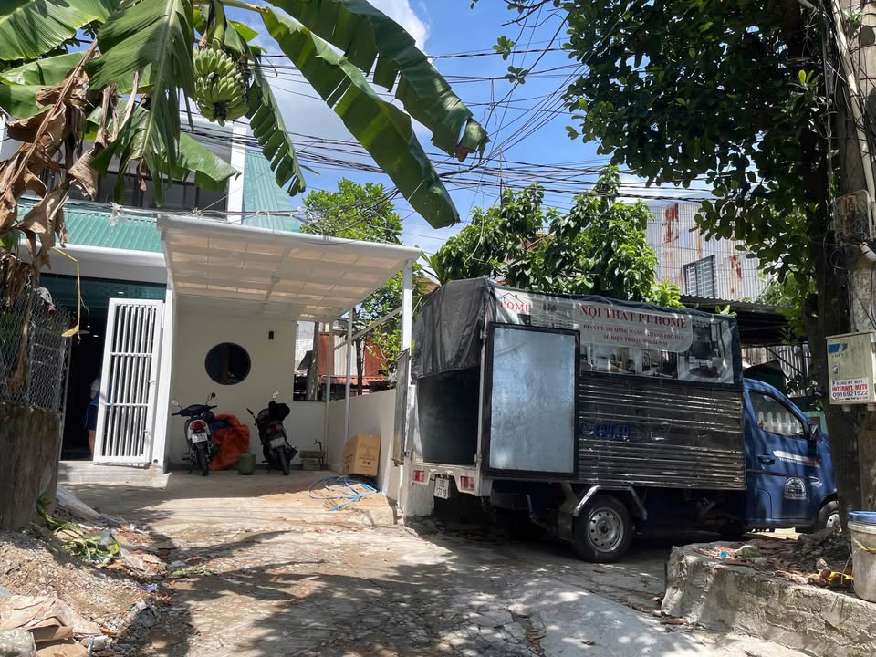 Chào bạn, mình có căn nhà 2 tầng xinh xắn nằm ngay trung tâm Huế, tại kiệt 393 đường Bùi Thị Xuân