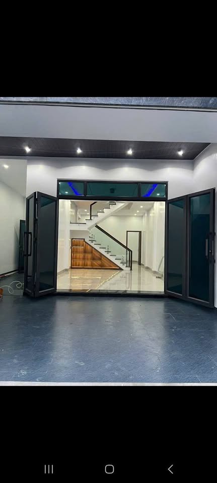 Siêu phẩm nhà 2 tầng đẹp lung linh, xây mới chắc chắn, tọa lạc ngay trên trục chính sầm uất của Phố Ngọc Mai