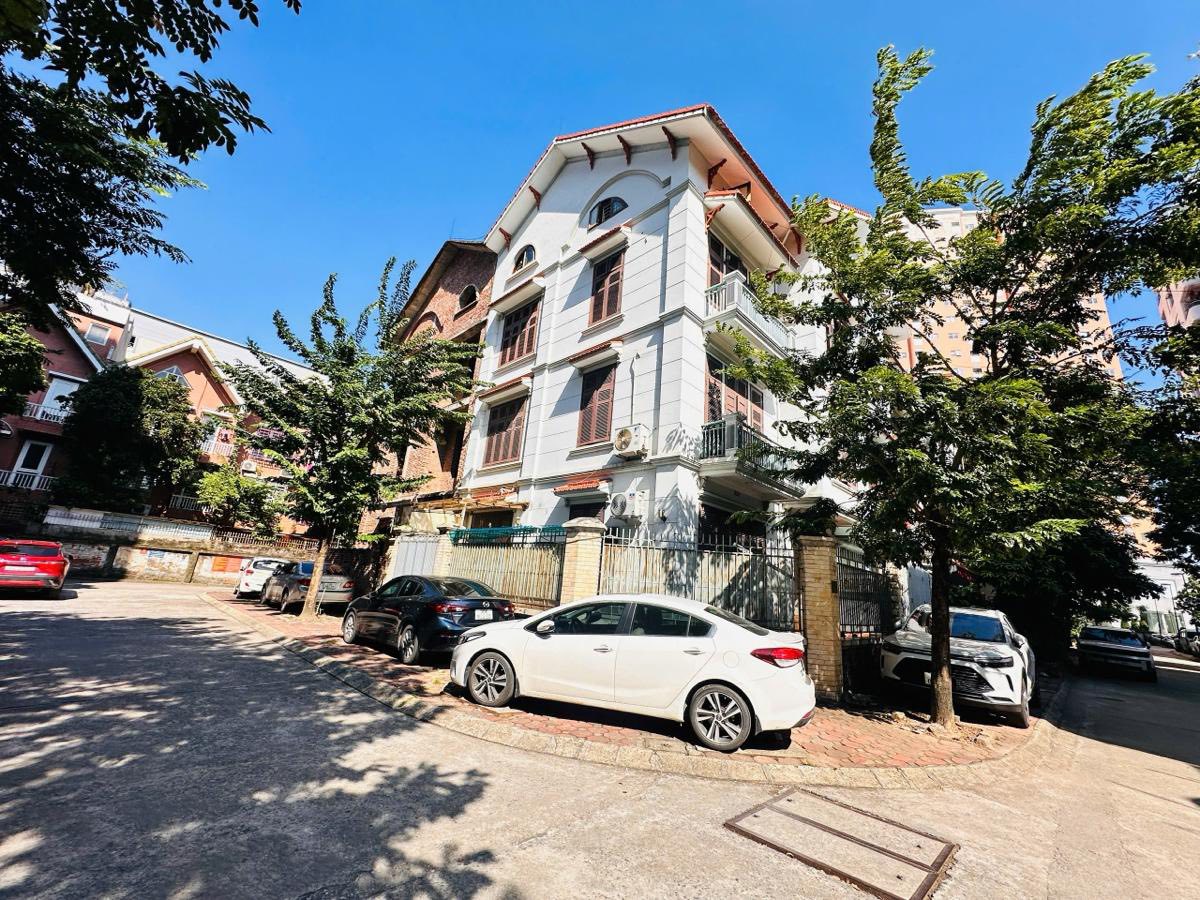 Biệt thự góc 3 thoáng, 120m² mặt tiền 20m tại Hoàng Quốc Việt, Cầu Giấy