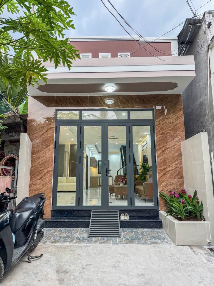 Nhà trệt lửng hiện đại, thiết kế thông minh với 3 phòng ngủ, sẵn sàng chào đón chủ nhân mới