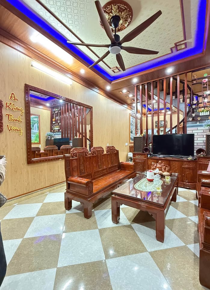 Nhà 2.5 tầng trung tâm Tiền Phong, Thái Bình - 64m2, mặt tiền 4.5m, hướng Đông Bắc