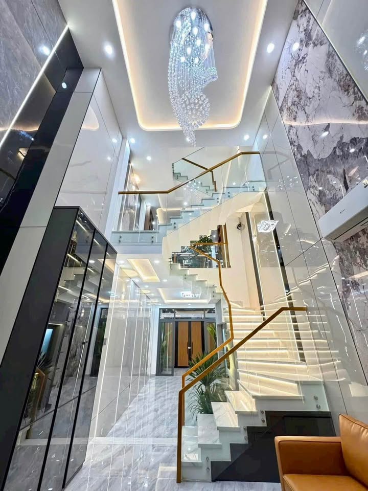 Nhà 1 trệt 3 lầu mặt tiền kinh doanh, tặng nội thất cao cấp tại Vũng Tàu