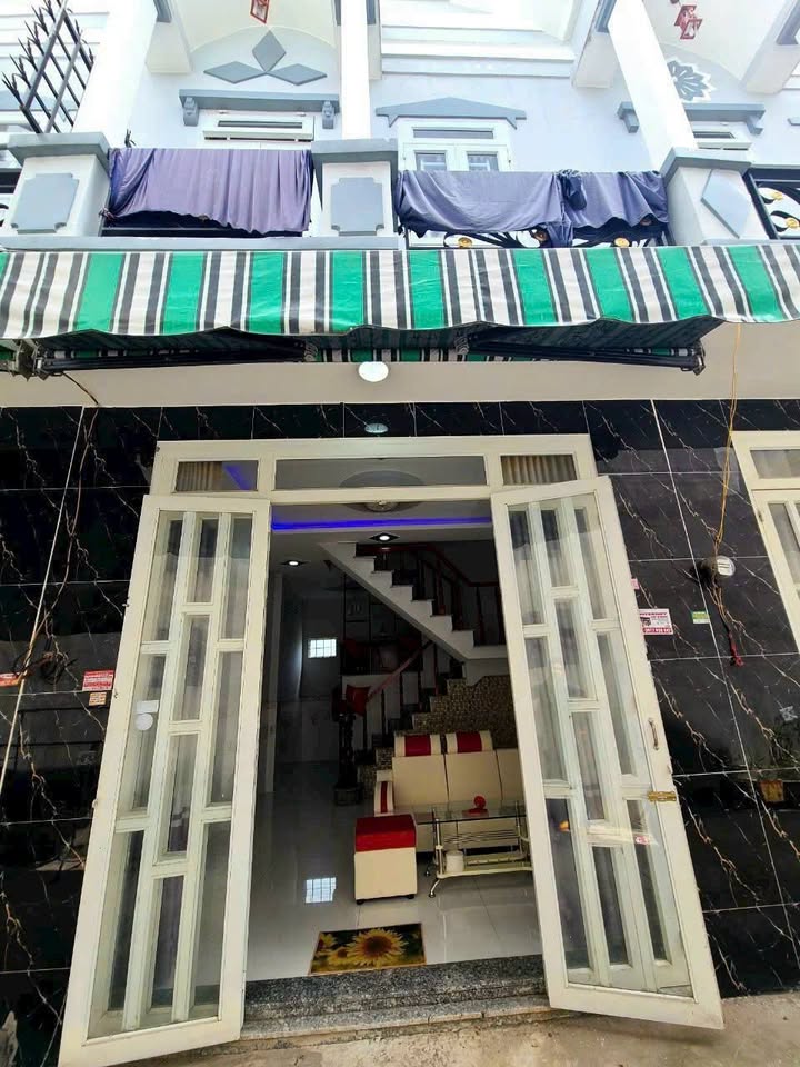 Nhà 1 trệt 1 lầu có diện tích 4m x 8m, bao gồm 2 phòng ngủ và 2 nhà vệ sinh, tọa lạc tại khu vực Mỹ Hạnh Bắc