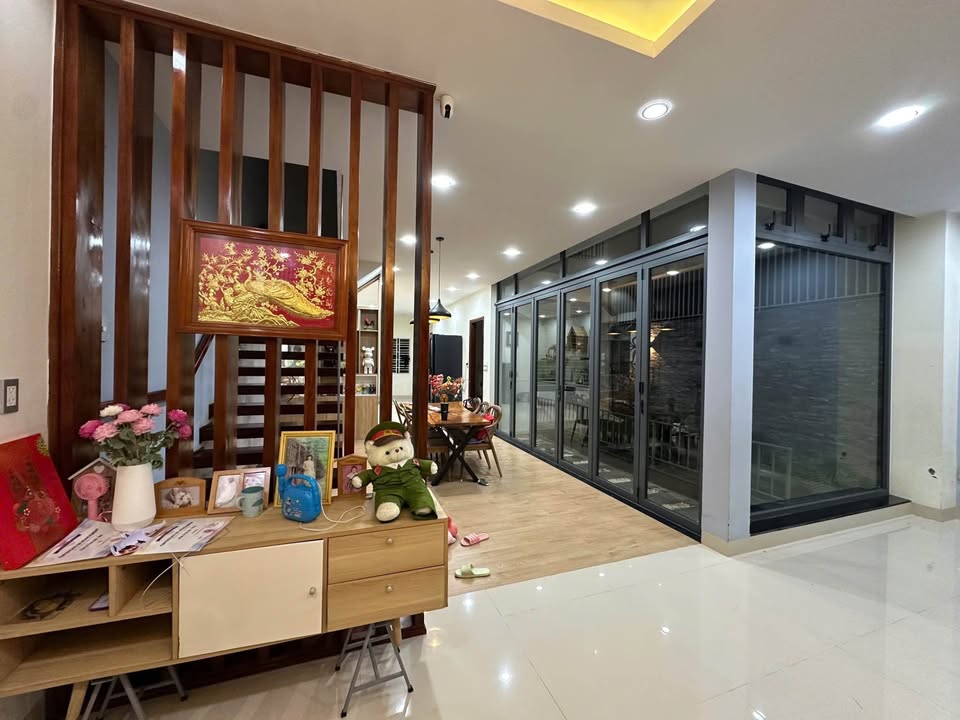 Biệt thự 3 tầng villa hiện đại, đậu ô tô tận cửa, 4 phòng ngủ khép kín, 170m² đất vàng Huế