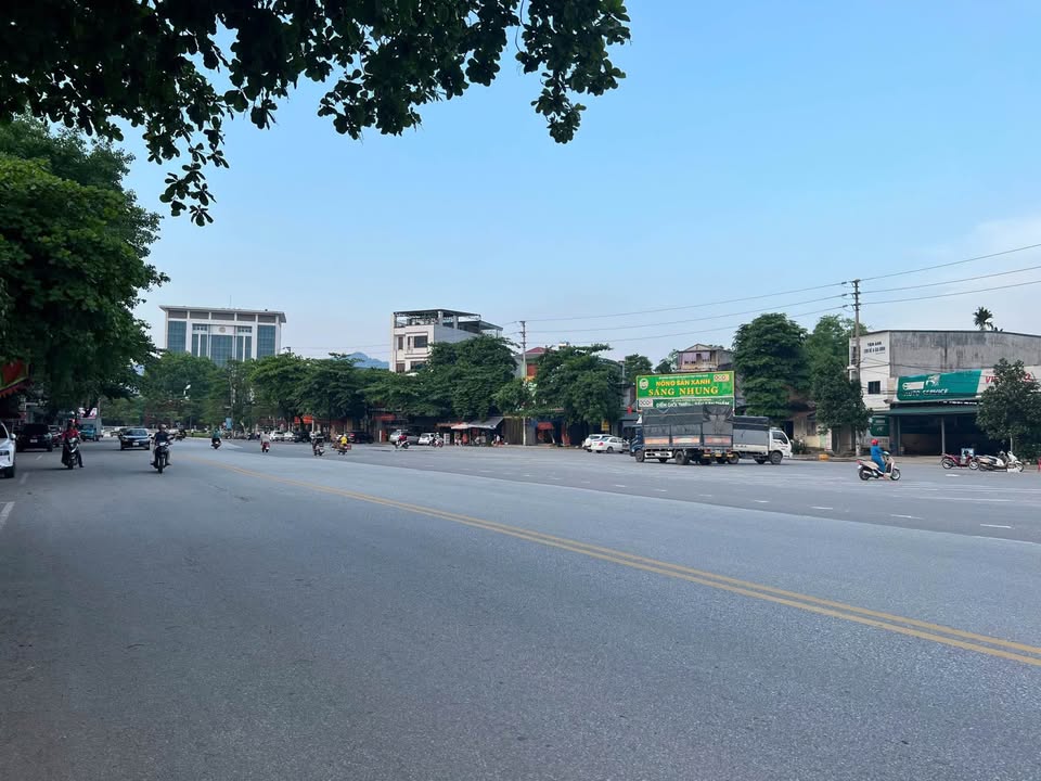 Bán nhà cấp 4 mặt tiền 4m, đường rộng, trung tâm kinh doanh, Tuyên Quang