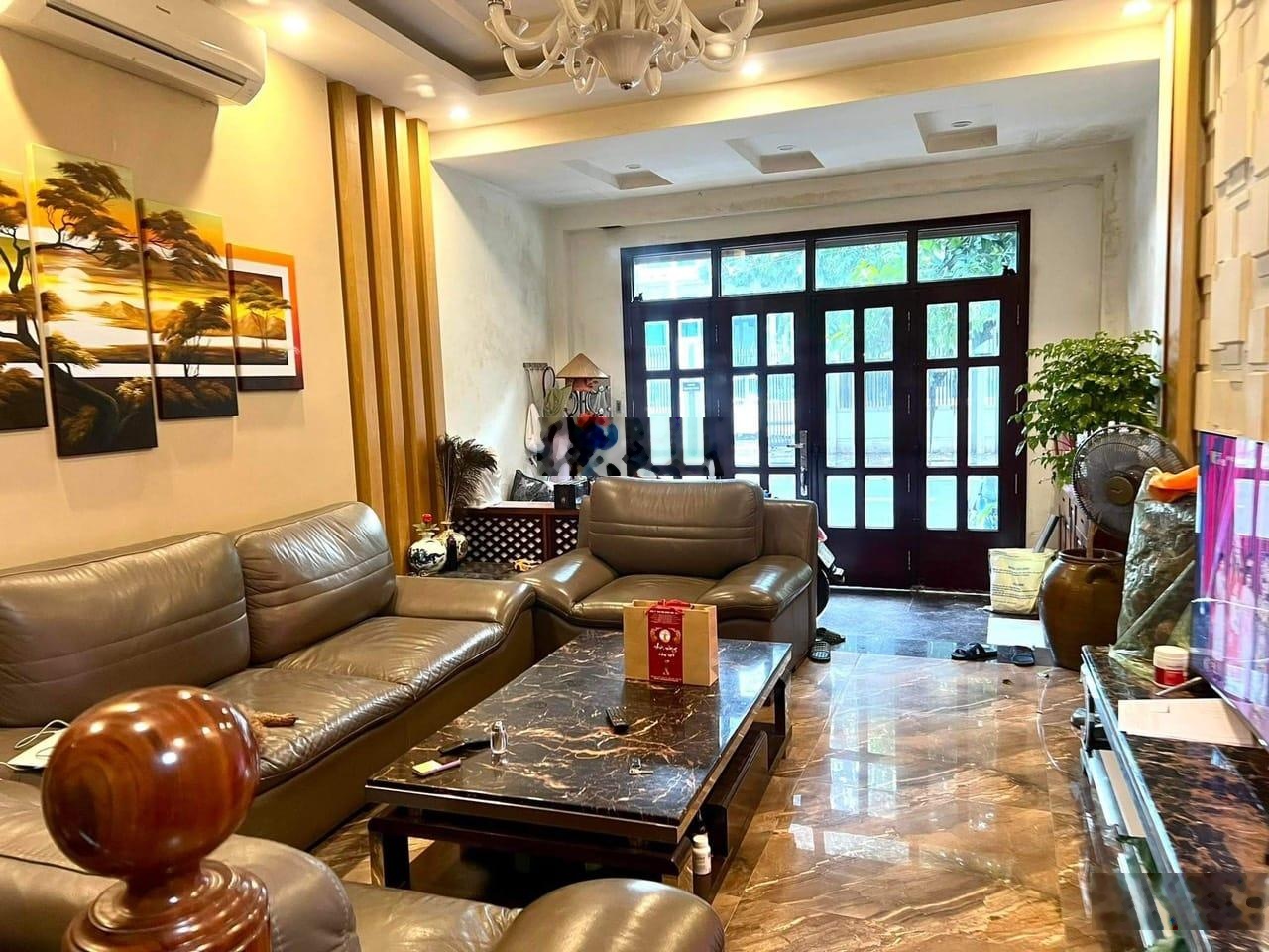 Bán đất Hoàng Cầu Đống Đa, 128m2 Mặt tiền rộng, Mặt Đường Ô Tô Tránh ngay hông quận ủy 38 tỷ