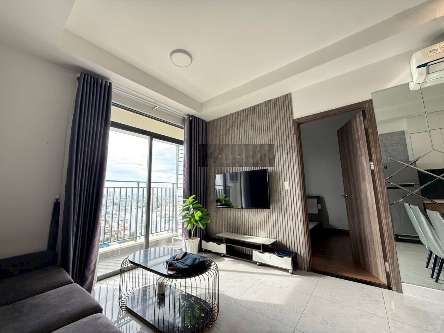 Cần cho thuê gấp căn hộ Gold View. DT: 117m2, 3pn, 2wc. Giá 26tr/th. LH: 0365695623