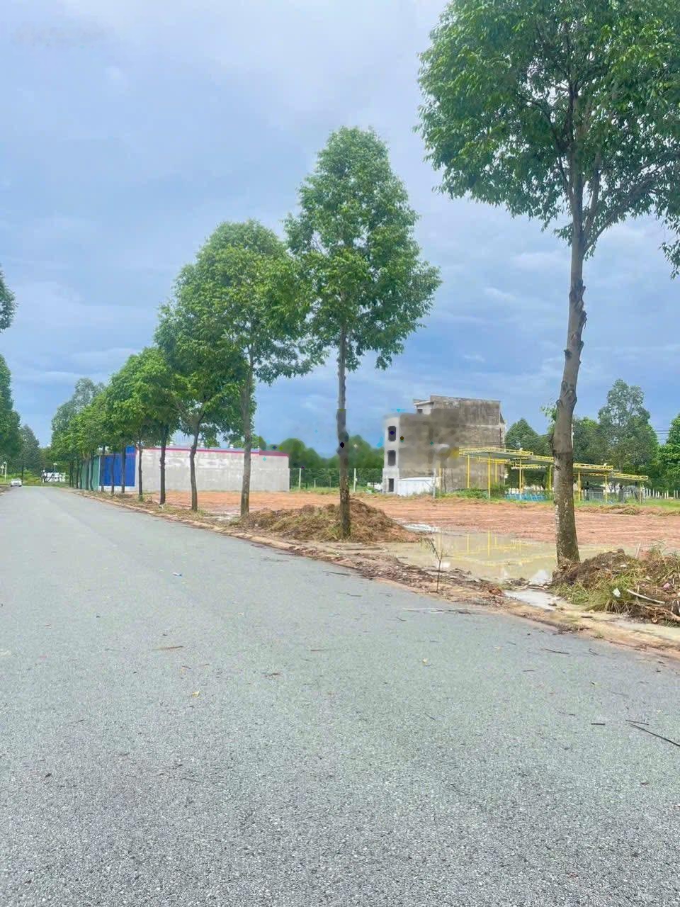 Bán đất ngộp đối diện chợ đêm KCN Bàu Bàng, thổ cư 100%, sổ sẵn, DT 150m2, đi ra QL13 chỉ 200m