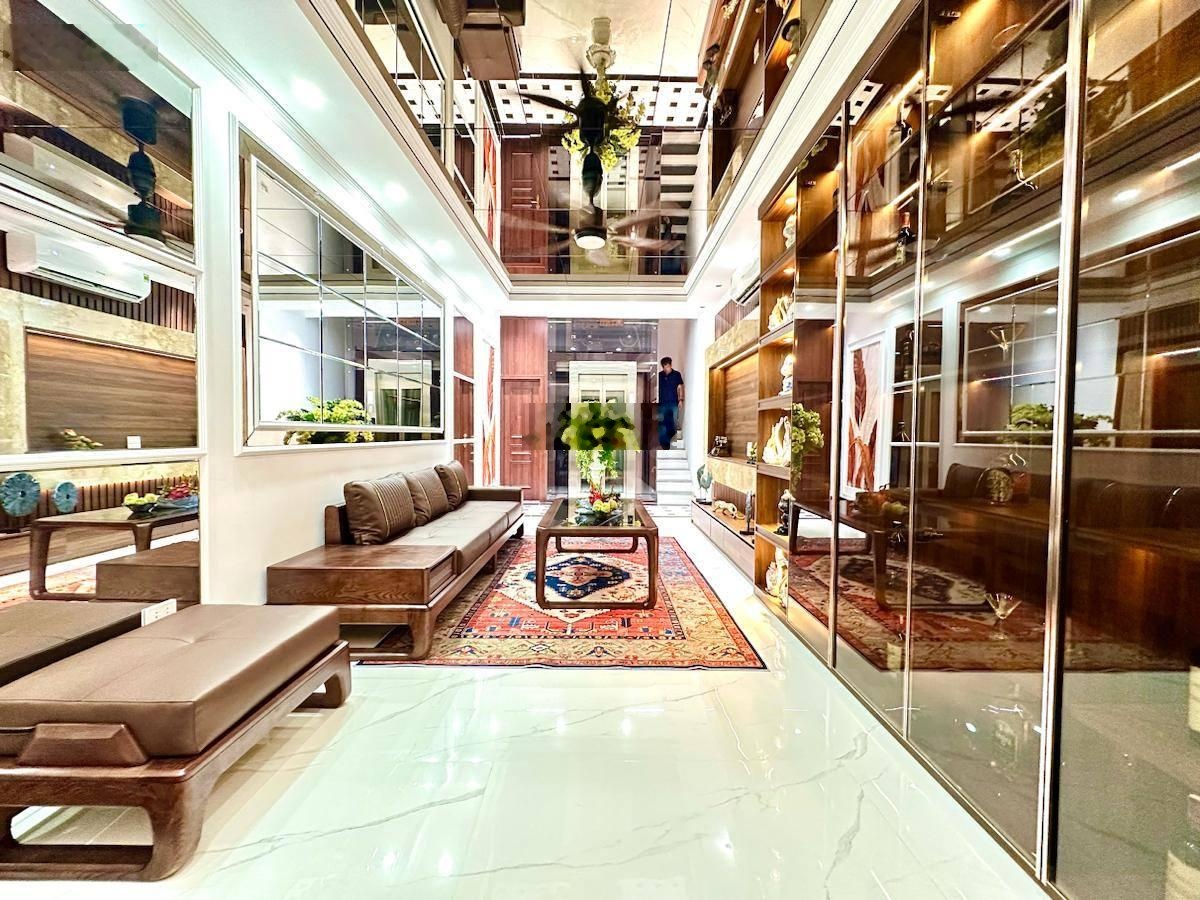 Nhà mới, ở ngay phố Dịch Vọng Hậu. Xây mới, thang máy, ngõ thông, 2m5, ô tô tránh cực gần, 46m2*6T