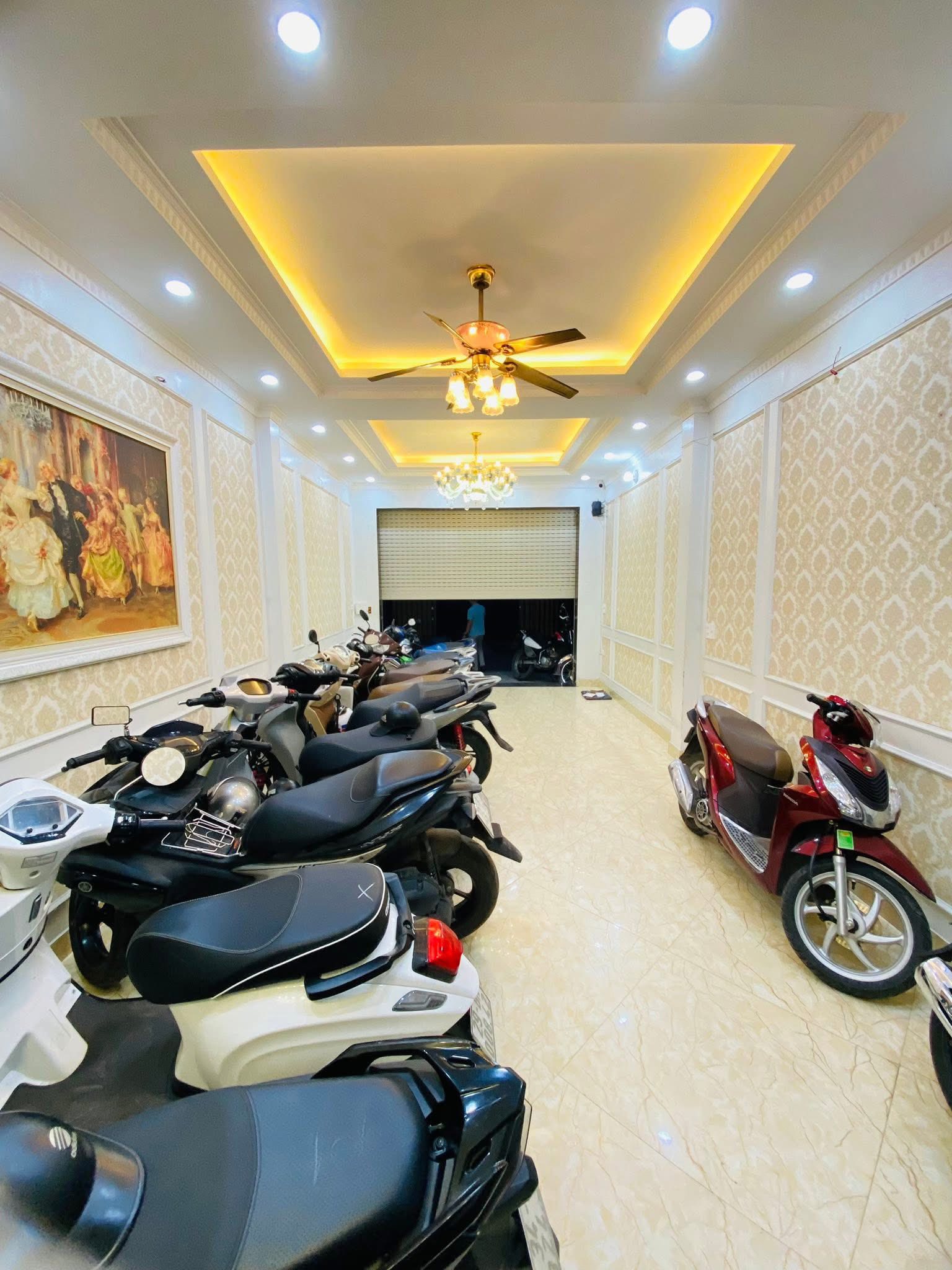 Tòa nhà trung tâm Cầu Giấy 84m², 6 tầng thang máy, kinh doanh sầm uất, dòng tiền 40 triệu/tháng