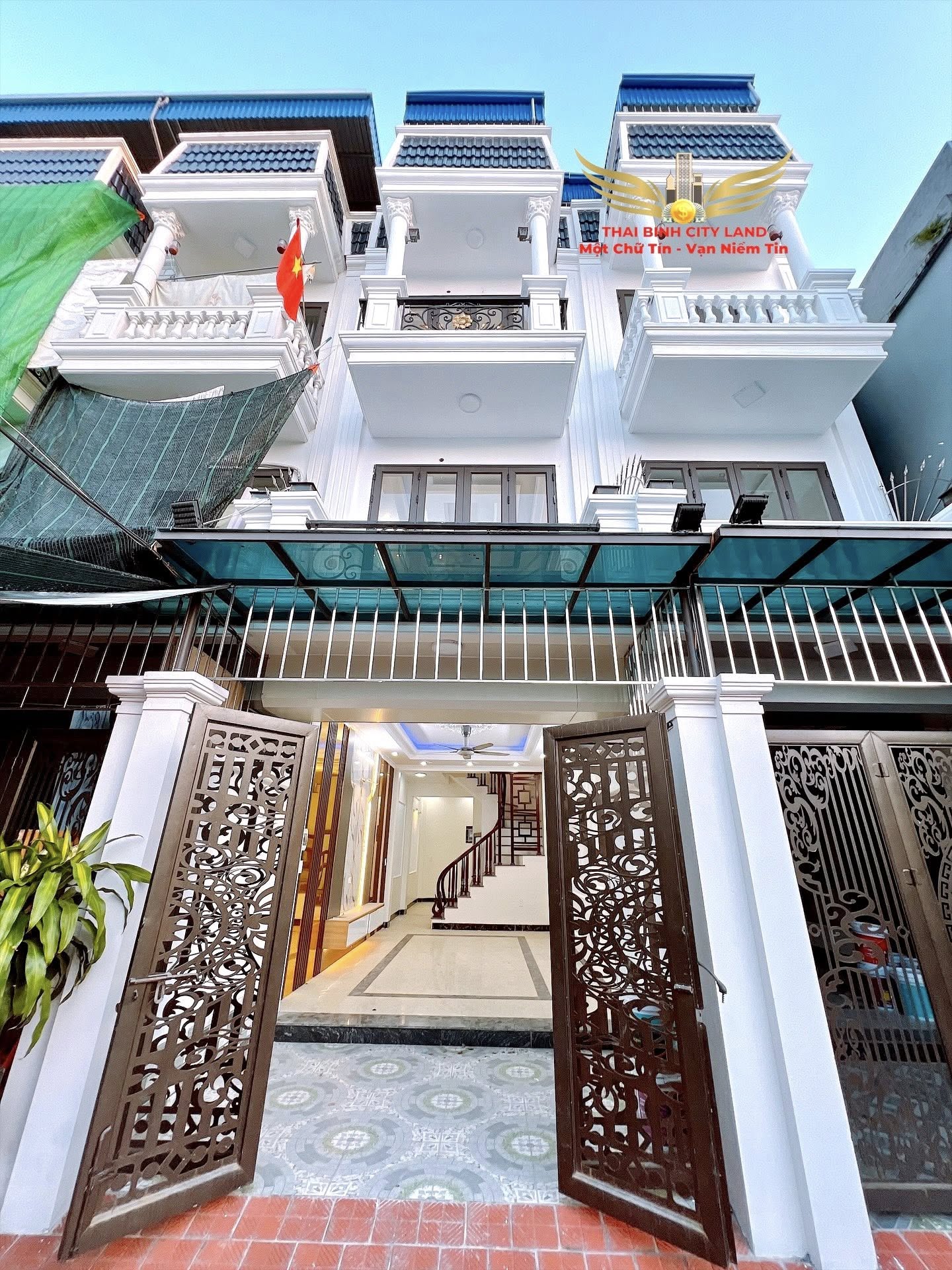 Tọa lạc tại phường Tiền Phong, ngôi nhà liền kề 4 tầng này mang vẻ đẹp cổ điển