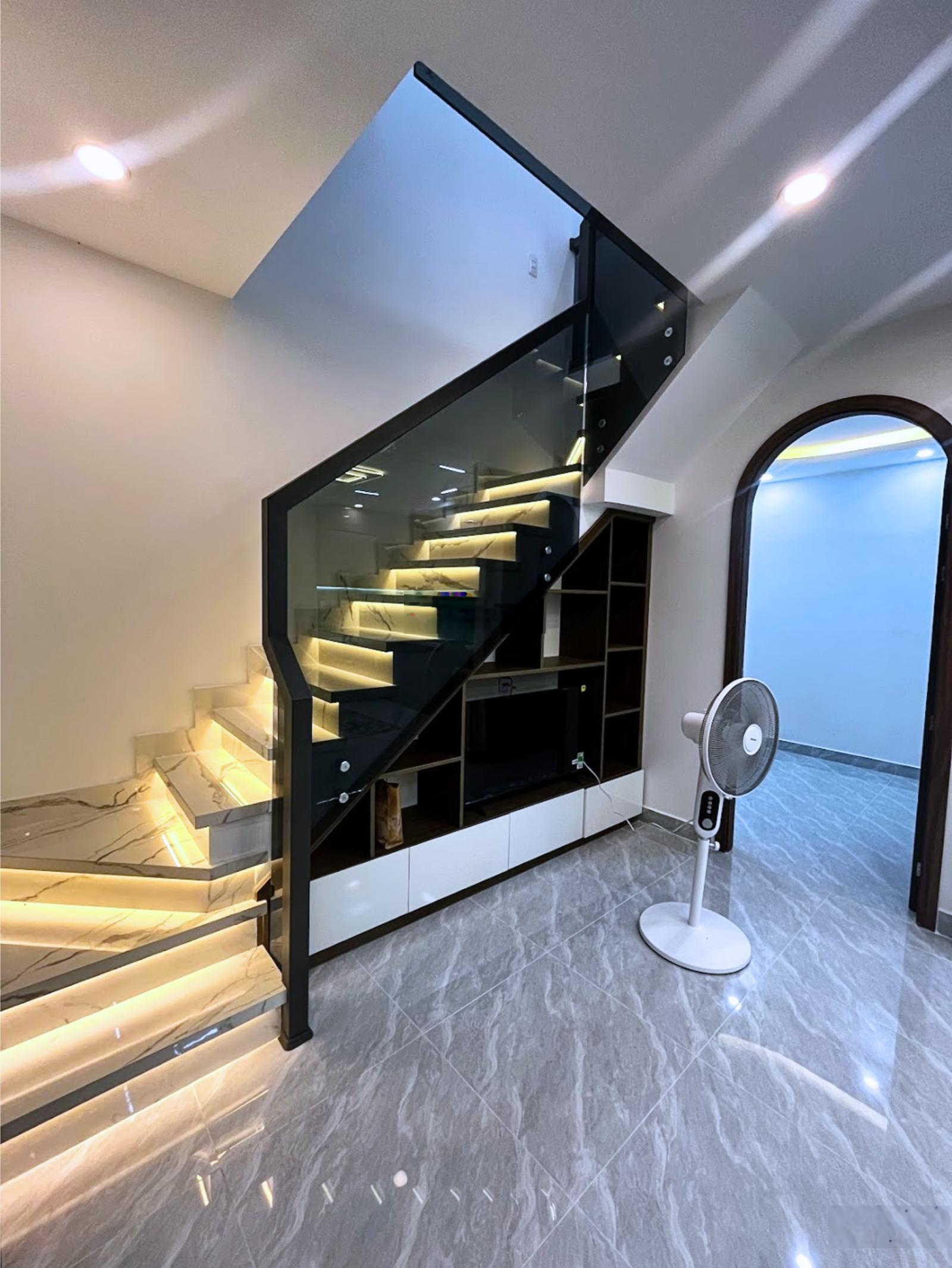 Gấp! Chủ ngộp bank bán lỗ trước tết - nhà mới keng sát MT Âu Cơ, 3 lầu, full NT. Giá 4 tỷ 75