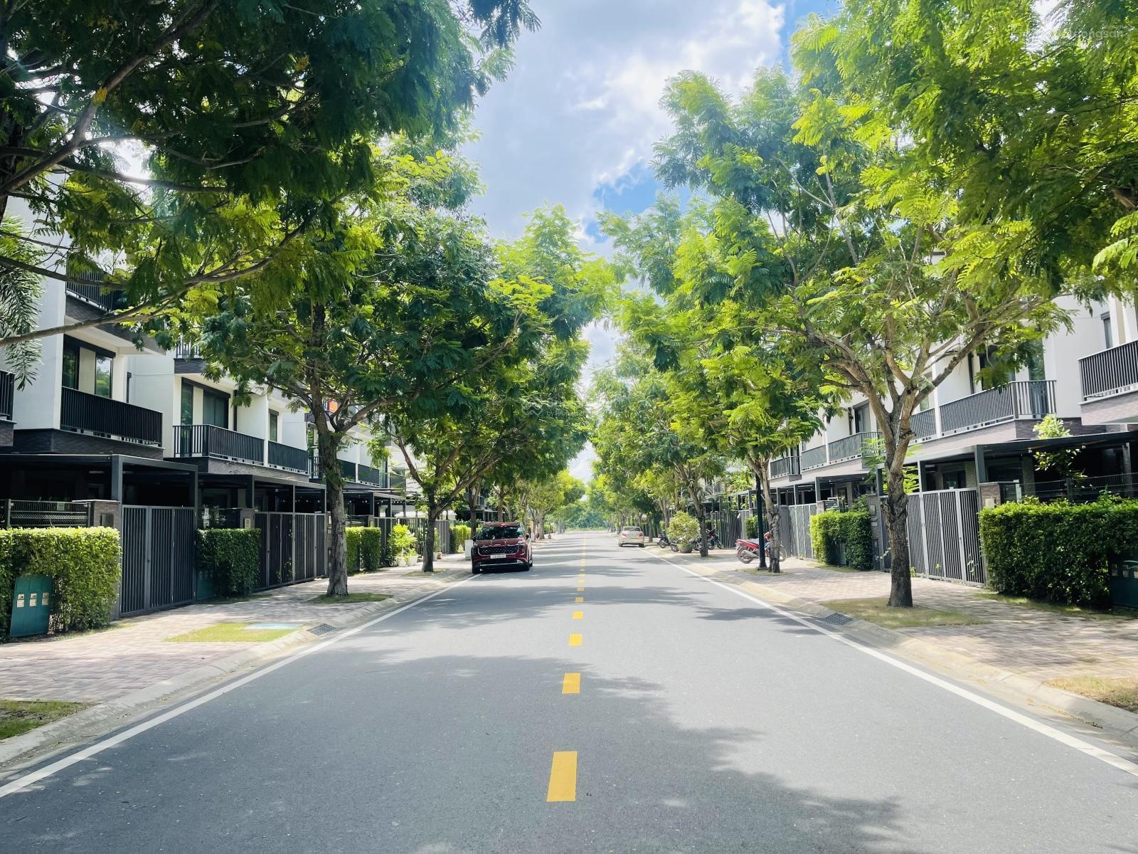 Nhà phố vườn 1 trệt 2 lầu, trục đường thông 16m2 rộng thoáng. Hỗ trợ vay NH 70%. LH 0938919887