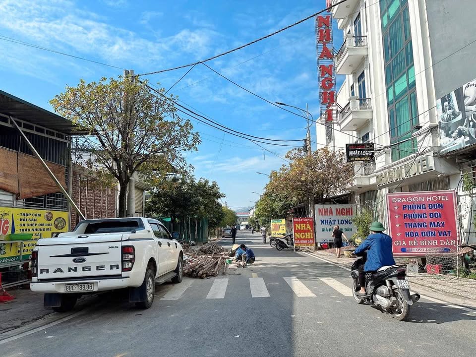 Tọa lạc tại vị trí đắc địa trên trục đường kinh doanh sầm uất, thuộc khu vực Thăng Long 2, Thăng Long 3