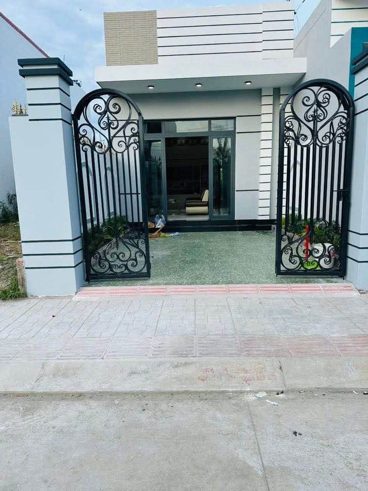 Nhà mới hoàn thiện, 110m2, 2 ngủ, có sân đậu ô tô, giá 1.95 tỷ