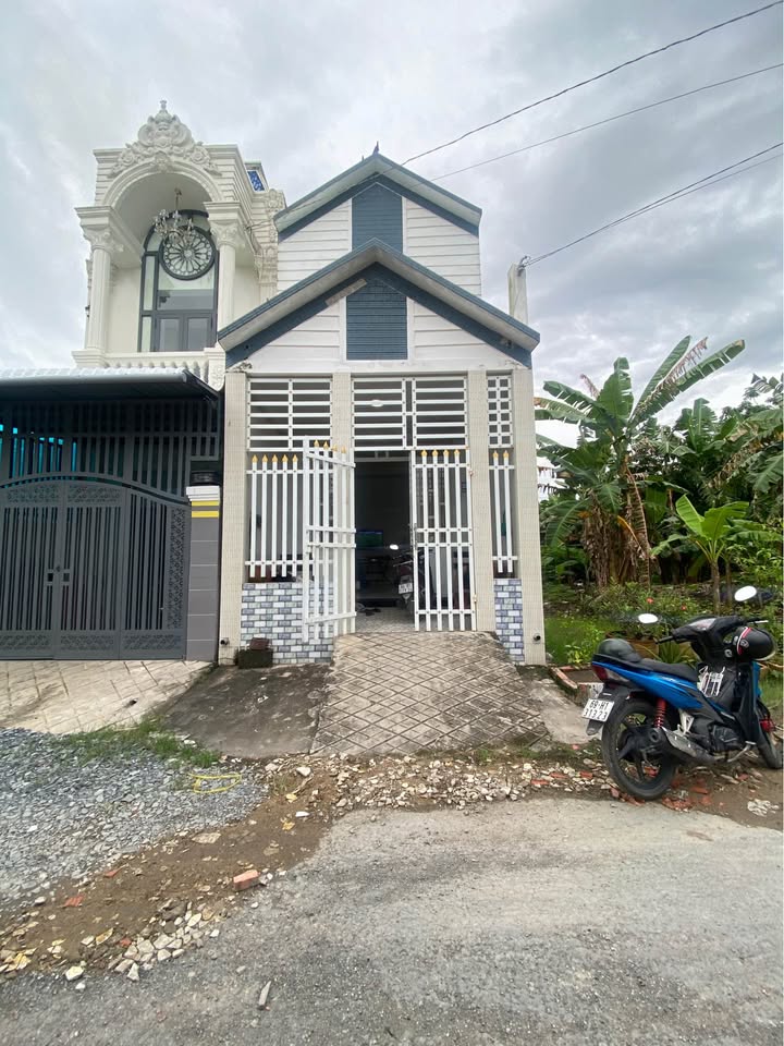 Chào bạn, mình có căn nhà 1 trệt 1 gác lửng đang cần bán gấp tại Vĩnh Long