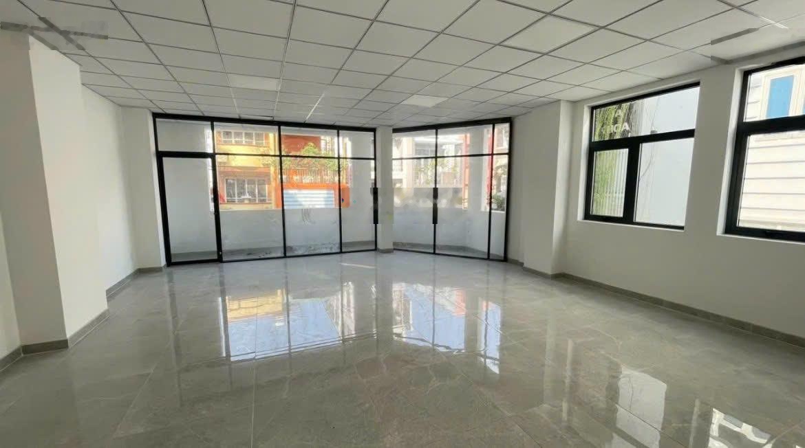 cho thuê tòa nhà mặt tiền võ văn tần phường xuân hòa quận 3. Gần hồ con rùa, xung quanh các tòa nhà