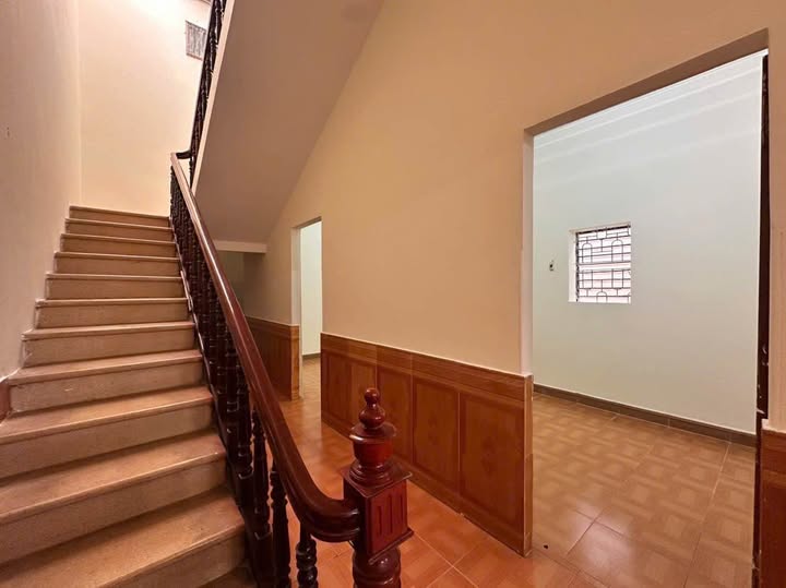 Chính chủ bán gấp nhà trung tâm Đồng Tiến, Hòa Bình, ngõ 2 ô tô tránh, mặt tiền hơn 5m, chỉ nhỉnh 2 tỷ