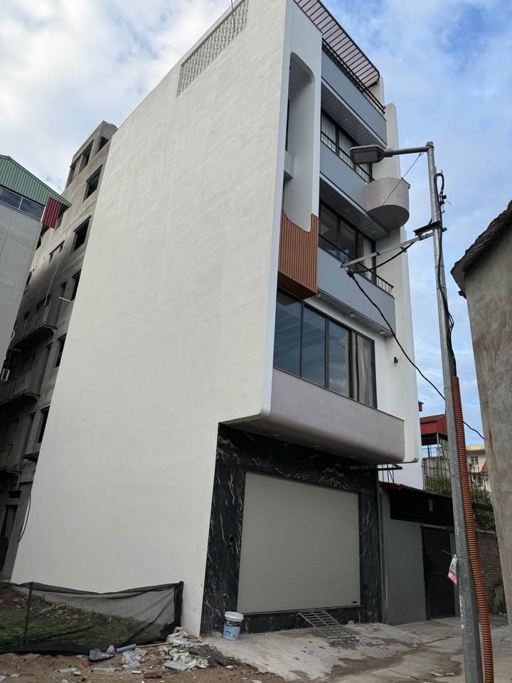 Nhà 3 tầng kiên cố, vị trí đắc địa gần chợ, trường học