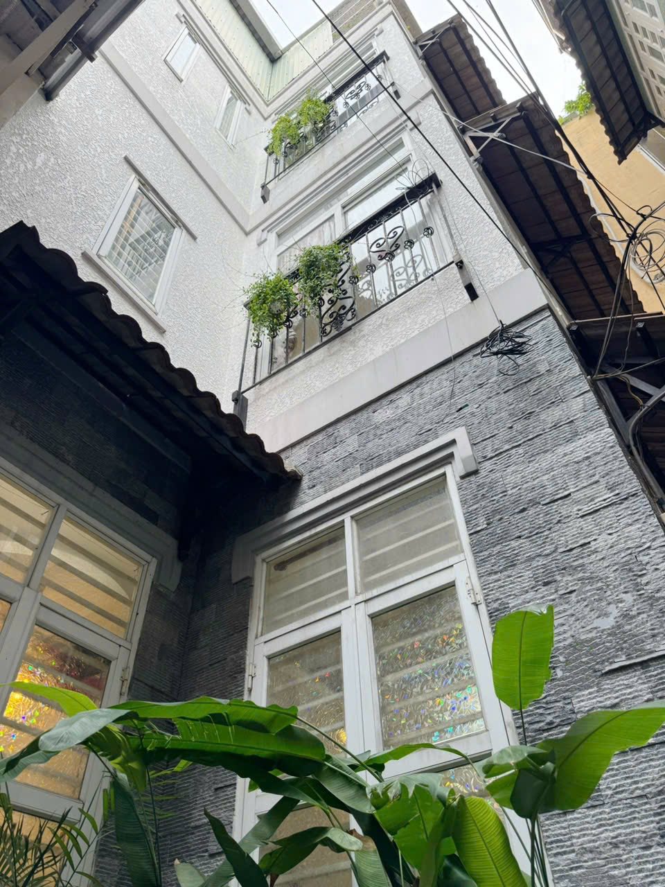 Chính chủ bán nhà 5m x 6m, 1 trệt 2 lầu, sân thượng, 2 phòng ngủ, giá chốt 12 triệu/tháng