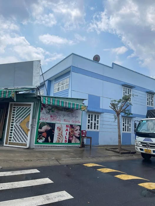 Nhà lô góc 2 mặt tiền khu dân cư Huỳnh Gia Phát, sổ sẵn, diện tích 112m2, 1 trệt 1 lầu, nội thất hoàn thiện