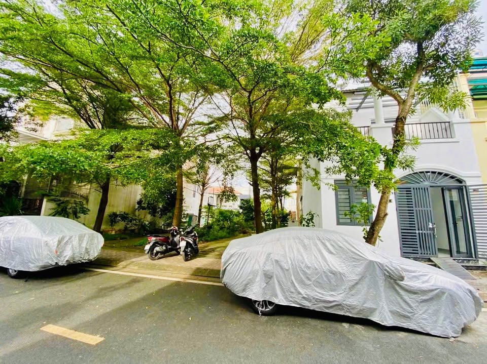 Nhà góc công viên 2 ngủ, sổ hồng riêng, giá 2.8 tỷ